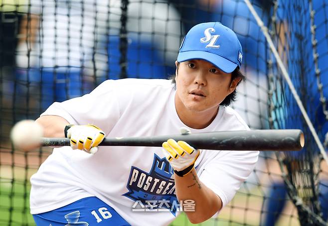 삼성 류지혁이 대구삼성라이온즈파크에서 열린 2024 KBO 플레이오프 2차전 LG와 경기에 앞서 번트 훈련을 하고 있다. 대구 | 박진업 기자 upandup@sportsseoul.com