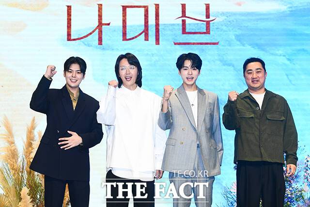 배우 려운과 윤상현, 이진우, 강민구 감독(왼쪽부터)이 16일 오후 서울 구로구 신도림 디큐브시티에서 열린 지니TV 새 오리지널 '나미브' 제작발표회에 참석해 포즈를 취하고 있다. /서예원 기자