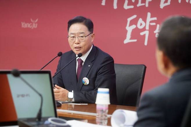 강수현 양주시장이 16일 오전 시청 상황실에서 ‘노선버스 준공영제 표준운송원가 산정 및 회계 처리 기준 마련 용역 착수보고회’를 개최하고 있다. 양주시 제공