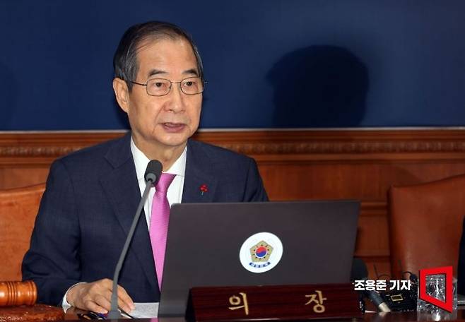 윤석열 대통령 탄핵소추안이 국민의힘 의원들의 집단 표결 불참에 따른 정족수 미달로 표결이 무산된 가운데 10일 서울 종로구 정부서울청사에서 처음 열린 국무회의에 참석한 한덕수 총리가 발언하고 있다. 조용준 기자