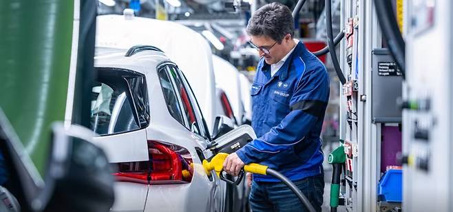 BMW그룹이 2025년 1월부터 독일에서 생산되는 모든 디젤 모델의 초기 주유에 수소화 식물류 'HVO 100'을 사용키로 결정했다.