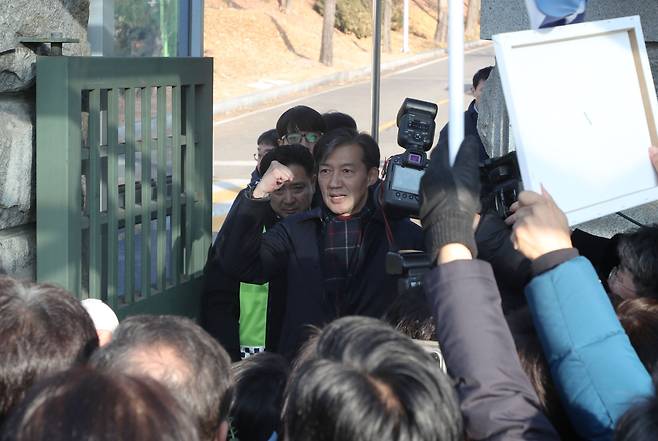 조국 전 조국혁신당 대표가 2024년 12월 16일 경기도 의왕시 서울구치소에 구속 수감 됐다. 조국 전 대표가 구치소로 들어가며 주먹을 들어보이고 있다./전기병 기자