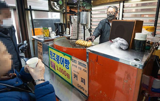 1호선 청량리역 1번 출구 인근 ‘원조 붕어빵’ 풍경. 놀라운 가격, 붕어빵 5개에 1000원이다. /김용재 영상미디어 기자