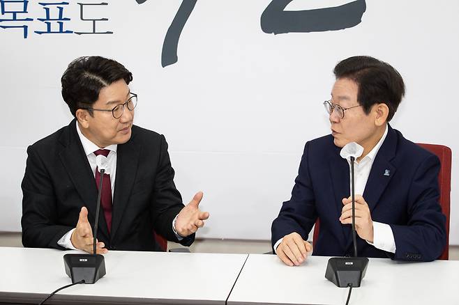 권성동 국민의힘 대표 권한대행 겸 원내대표(왼쪽)와 이재명 더불어민주당 대표 /뉴스1