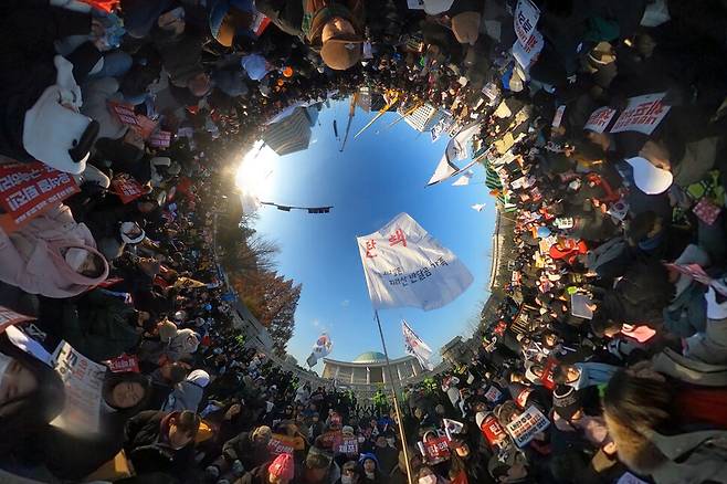 14일 오후 서울 여의도 국회 앞에서 시민들이 내란죄 피의자 윤석열 대통령의 탄핵을 촉구하는 손팻말을 들고 있다. 김영원 기자 forever@hani.co.kr