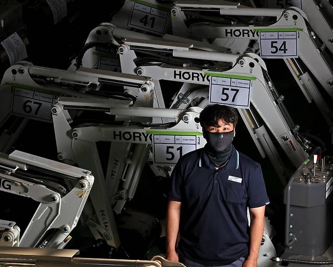 지난 6월4일 전북 김제시 에이치알이앤아이(HR E&I)에서 얼굴을 가리고 촬영한 고 강태완씨. 이정용 선임기자 lee312@hani.co.kr