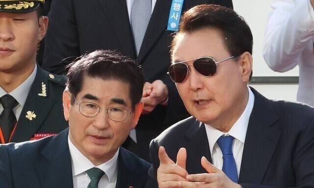 윤석열 대통령이 2024년 10월1일 오후 서울 광화문광장에서 열린 국군의날 기념 시가행진 행사에서 김용현 국방부 장관과 이야기하고 있다. 대통령실사진기자단