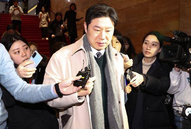 국민의힘 최고위원 사퇴 의사를 밝힌 진종오 의원이 14일 서울 여의도 국회를 나서고 있다. 뉴스1