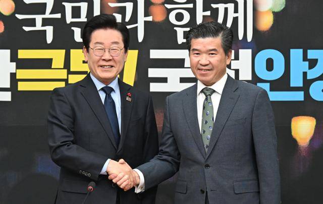 이재명 더불어민주당 대표가 16일 국회에서 제임스 김 주한미국상공회의소 회장과 만나 악수하고 있다. 고영권 기자