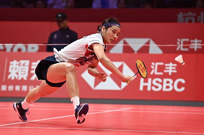 <yonhap photo-4889=""> South Korea's An Se-young hits a return to China's Han Yue during their women's singles match at the BWF Badminton World Tour Finals in Hangzhou, in eastern China?s Zhejiang province on December 13, 2024. (Photo by AFP) / China OUT/2024-12-13 16:21:35/ <저작권자 ⓒ 1980-2024 ㈜연합뉴스. 무단 전재 재배포 금지, AI 학습 및 활용 금지></yonhap>