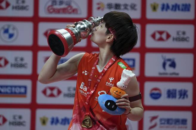 <yonhap photo-3738=""> Wang Zhi Yi of China kisses the winning trophy after defeating her compatriot Han Yue in the women's singles badminton match finals at the World Tour Finals in Hangzhou in east China's Zhejiang province, Sunday, Dec. 15, 2024. (AP Photo/Andy Wong)/2024-12-15 17:02:51/ <저작권자 ⓒ 1980-2024 ㈜연합뉴스. 무단 전재 재배포 금지, AI 학습 및 활용 금지></yonhap>