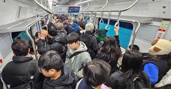 경북 구미역에서 출발한 대경선 열차가 지난 14일 시민들로 꽉 차 발디딜 틈이 없다. 뉴스1