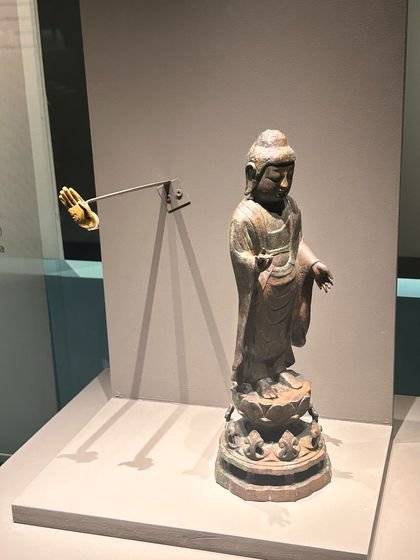 국립경주박물관의 특별전 '소소하고 소중한'(2025년 3월 9일까지)에서 선보이고 있는 금동손과 금동불입상. 둘 다 경주 월지(옛 안압지) 출토품이며 4.8㎝ 크기의 금동손은 애초 조립된 불상에서 떨어져 나온 것으로 보인다. 경주=강혜란 기자