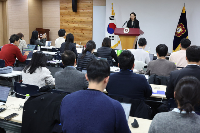 ▲ 이진 헌법재판소 공보관이 16일 오후 서울 종로구 헌법재판소에서 열린 윤석열 대통령 탄핵심판 관련 브리핑에서 발언하고 있다. 연합뉴스