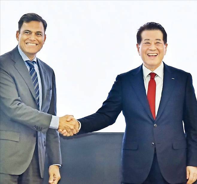 장인화 포스코그룹 회장(오른쪽)과 사잔 진달 JSW그룹 회장이 지난 10월 철강, 배터리 소재, 재생에너지 사업 분야에서 협력하기 위한 업무협약(MOU)을 맺었다. /포스코홀딩스 제공