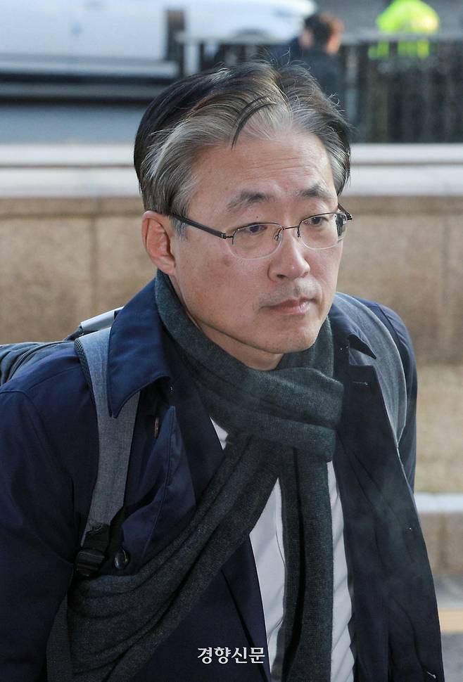 김형두 헌법재판관이 16일 서울 종로구 헌법재판소로 출근하고 있다. 이준헌 기자