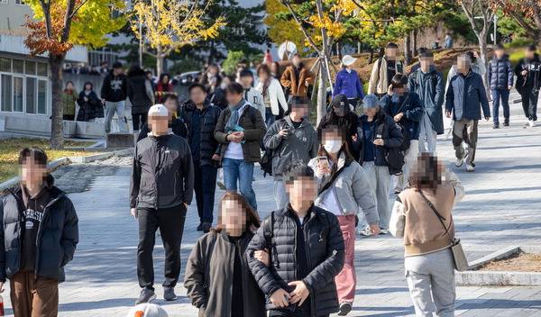 지난달 23일 2025학년도 부산대 수시모집 논술고사를 마친 수험생들이 학교를 빠져 나오고 있다.  국제신문DB
