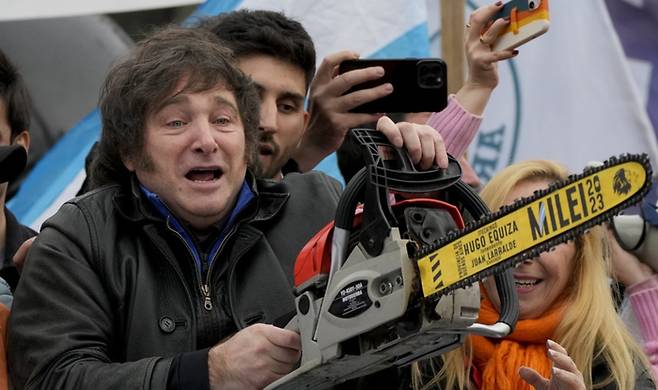 밀레이 대통령이 대통령 선거 후보일 당시 유세 현장에서 전기톱을 들고 정부 지출 삭감을 주장하고 있는 모습. [AFP = 연합뉴스]