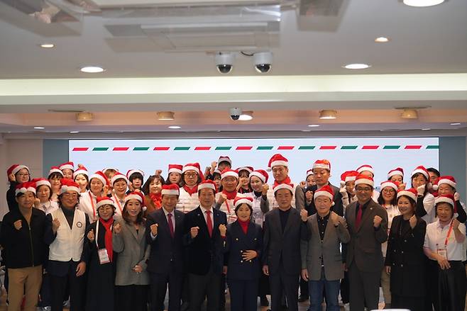 지난 14일 대구행복진흥사회서비스원이 행복진흥서포터즈, 대구시의사회, iM뱅크, 명지현, 대구 구청장·군수 협의회 등과 사회공헌  협약을 체결한 후 기념촬영을 하고 있다.(사진제공-대구행복진흥사회서비스원)