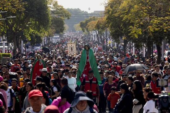 순례자들이 지난11일(현지시각) 멕시코 멕시코시티에서 내일 축일에 참여하기 위해 과달루페 성모 대성당에 도착했다. /사진=로이터