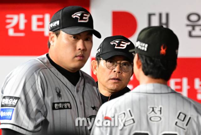 2024년 7월 11일 서울 고척스카이돔에 '2024 신한 SOL Bank KBO리그' 한화 이글스와 키움 히어로즈의 경기가 열렸다. 한화 양상문 투수코치가 류현진을 보고 있다./마이데일리