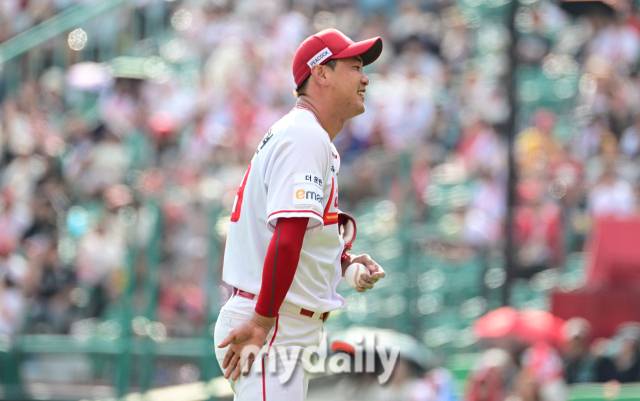 2024년 9월 17일 인천 SSG랜더스필드에서 '2024 신한 SOL Bank KBO리그, KIA 타이거즈와 SSG 랜더스의 경기가 열렸다. SSG 선발투수 김광현이 5회초 2사 1루서 KIA 김도영을 고의사구로 보내자 아쉬워하고 있다./마이데일리