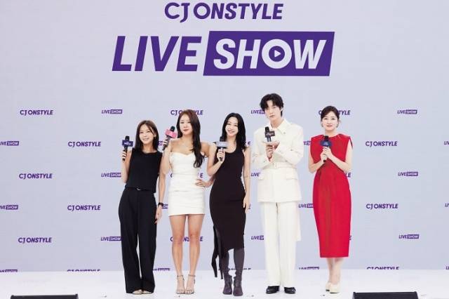 CJ온스타일 모바일 라이브쇼 신규 프로그램 MC 5인. 왼쪽부터 선예, 소유, 한예슬, 안재현, 김소영. [CJ 온스타일 제공] [CJ 온스타일 제공]