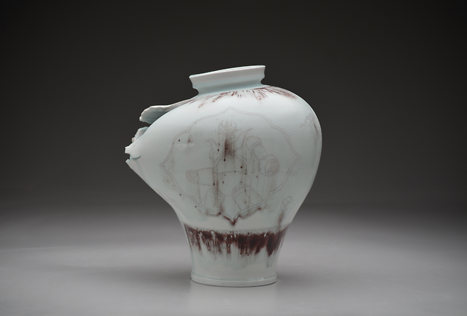 스티븐 영 리의 ‘독수리구름문양매병’. [국립아시아문화전당]