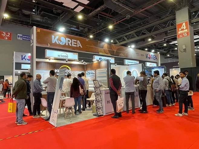 [서울=뉴시스]KOTRA와 경과원은 12~15일 2024 인도 델리 건축 전시회에서 한국관을 운영했다. 현지 바이어와 관람객들이 한국관 현장에서 상담을 진행중인 모습. (사진=코트라 제공) 2024.12.15. photo@newsis.com *재판매 및 DB 금지