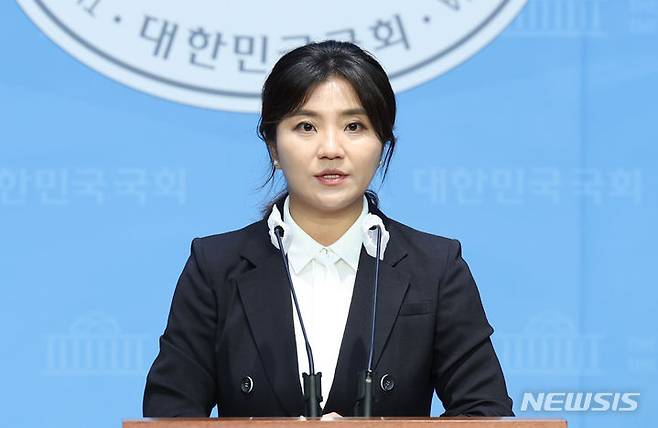 [서울=뉴시스] 고승민 기자 = 김소연 변호사가 25일 서울 여의도 국회 소통관에서 국민의힘 전당대회 최고위원 출마 선언 기자회견을 하고 있다. 2024.06.25. kkssmm99@newsis.com