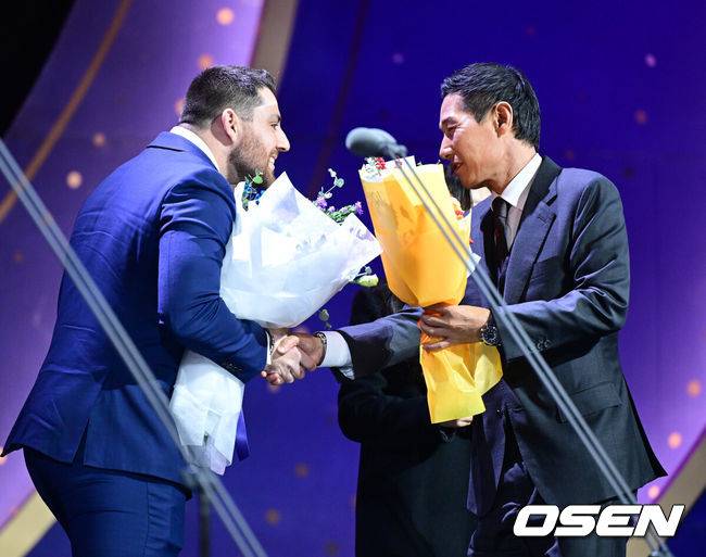 [OSEN=최규한 기자] 13일 오후 서울 삼성동 코엑스 오디토리움에서 ‘2024 신한 SOL뱅크 KBO 골든글러브’ 시상식이 열렸다.2024년 프로야구 포지션별 최고의 선수를 가리는 골든들러브 시상식은 투수, 포수, 지명타자, 1루수, 2루수, 3루수, 유격수, 및 외야수 등 총 10개 부문의 수상자를 선정한다.골든글러브 1루수 부문을 거머쥔 LG 오스틴이 염경엽 감독의 축하를 받고 있다. 2024.12.13 / dreamer@osen.co.kr