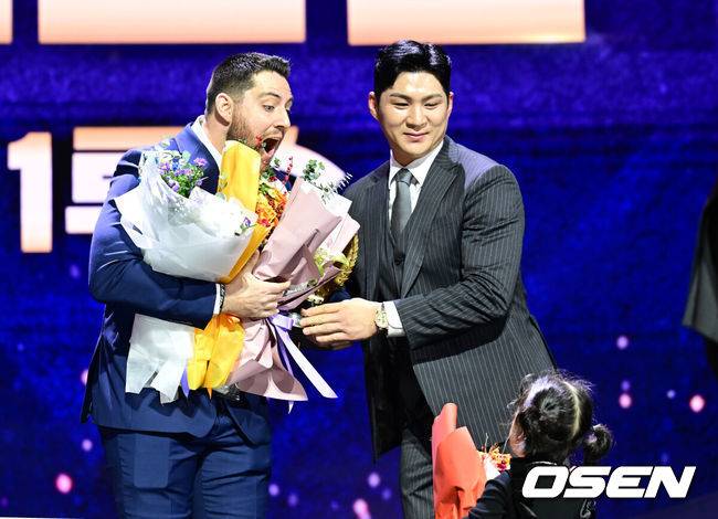 [OSEN=김성락 기자] 13일 오후 서울시 강남구 삼성동 코엑스 오디토리움에서 2024 신한 SOL뱅크 KBO 골든글러브 시상식이 열렸다. '2024 신한 SOL 뱅크 KBO 골든글러브 시상식'은 KBO리그 포지션별 최고의 선수를 가리는 시상식으로 투수, 포수, 지명타자, 1루수, 2루수, 3루수, 유격수, 및 외야수 등 총 10개 부문의 수상자를 선정한다.골든글러브 1루수 부분 LG 오스틴이 수상, 오지환과 박동원의 딸에게 축하를 받고 있다. 2024.12.13 / ksl0919@osen.co.kr