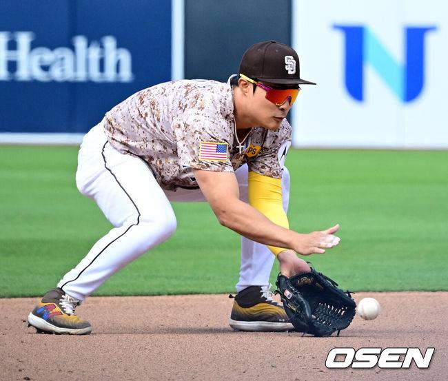 [OSEN=펫코파크(샌디에이고 미국 캘리포니아주), 지형준 기자] 샌디에이고 파드리스가 김하성(29)의 맹활약에 힘입어 샌프란시스코 자이언츠와의 4연전을 2승 2패로 마무리했다. 김하성은 시즌 첫 홈런을 터뜨렸고 이정후(26)는 3출루에 성공했다.&nbsp;샌디에이고는 1일(한국시간) 미국 캘리포니아주 샌디에이고 펫코 파크에서 열린 2024시즌 메이저리그 샌프란시스코와의 경기에서 13-4로 승리했다.&nbsp;김하성은 4타수 3안타 1홈런 3타점 2득점 1볼넷으로 활약했다. 시즌 첫 홈런을 터뜨리며 시즌 성적을 6경기 타율 2할7푼3리(22타수 6안타) 1홈런 4타점 4득점 2도루 OPS .825로 끌어올렸다.&nbsp;샌프란시스코 이정후는 2타수 무안타 3볼넷을 기록했다. 메이저리그 데뷔 후 처음으로 볼넷을 골라냈고 첫 3출루 경기를 했다. 시즌 성적은 4경기 타율 2할8푼6리(14타수 4안타) 1홈런 4타점 1득점 OPS .868을 기록했다.&nbsp;7회초 무사 2,3루에서 샌디에이고 김하성이 샌프란시스코 채프먼의 유격수 땅볼 타구를 처리하고 있다. 2024.04.01 /jpnews@osen.co.kr