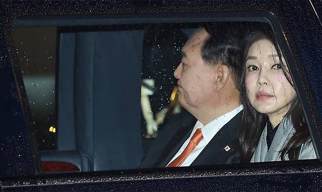 2023년 12월 12일, 네덜란드 국빈 방문 당시 차량에 탑승한 윤 대통령과 김건희 여사. 연합뉴스