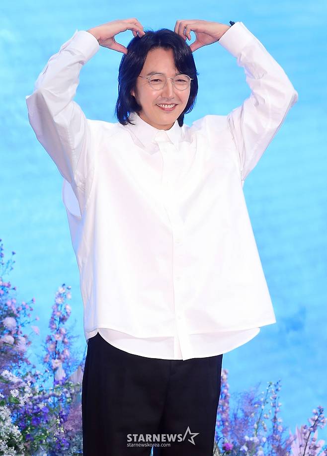 배우 윤상현이 16일 오후 서울 구로구 더세인트웨딩에서 진행된 지니TV 오리지널 드라마 '나미브' 제작발표회에 참석해 포즈를 취하고 있다.  '나미브'는 해고된 스타 제작자 강수현(고현정 분)과 방출된 장기 연습생 유진우(려운 분)가 만나 각자의 목표를 위해 나아가는 이야기. 오는 23일 오후 10시 ENA에서 첫 방송되며, 스트리밍은 본방 직후 KT 지니 TV, 지니 TV 모바일에서 무료로 제공된다. 2024.12.16 /사진=김창현 chmt@