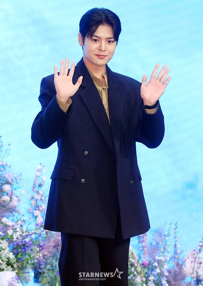 배우 려운이 16일 오후 서울 구로구 더세인트웨딩에서 진행된 지니TV 오리지널 드라마 '나미브' 제작발표회에 참석해 포즈를 취하고 있다.  '나미브'는 해고된 스타 제작자 강수현(고현정 분)과 방출된 장기 연습생 유진우(려운 분)가 만나 각자의 목표를 위해 나아가는 이야기. 오는 23일 오후 10시 ENA에서 첫 방송되며, 스트리밍은 본방 직후 KT 지니 TV, 지니 TV 모바일에서 무료로 제공된다. 2024.12.16 /사진=김창현 chmt@