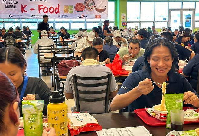 한국 음식을 맛보는 멕시코인들 [연합뉴스 자료사진]