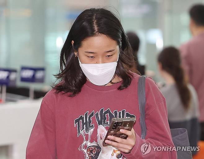 안세영, 덴마크오픈 출전위해 출국 (영종도=연합뉴스) 박동주 기자 = 안세영이 13일 오전 세계배드민턴연맹(BWF) 월드투어 슈퍼 750 덴마크오픈에 출전하기 위해 인천국제공항을 통해 출국하고 있다. 2024.10.13 pdj6635@yna.co.kr