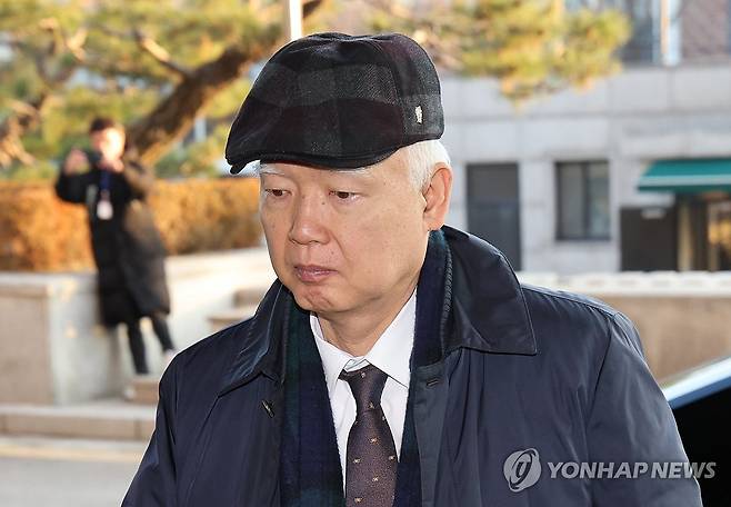 출근하는 정형식 헌법재판관 (서울=연합뉴스) 김성민 기자 = 정형식 헌법재판관이 16일 오전 서울 종로구 헌법재판소로 출근하고 있다. 2024.12.16 ksm7976@yna.co.kr