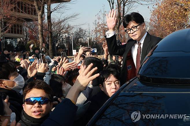 지지자에게 인사하는 한동훈 대표 (서울=연합뉴스) 국민의힘 한동훈 대표가 16일 오전 서울 여의도 국회에서 당대표 사퇴 기자회견을 마치고 이동하던 중 지지자들에게 인사를 하고 있다. 2024.12.16 [국회사진기자단] photo@yna.co.kr