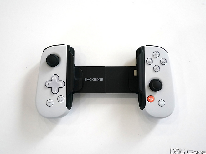 1세대 제품과 비슷하게 생겼지만 다른 부분도 존재한다.