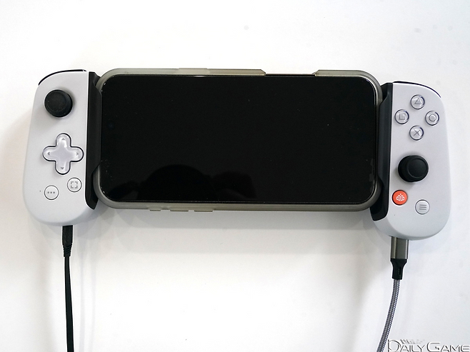 패스스루 충전 및 3.5파이 헤드셋 연결 단자도 포함돼있다.