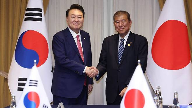 윤석열 대통령이 지난달 16일(현지시각) 페루 리마의 한 호텔에서 이시바 시게루 일본 총리와 정상회담 전 기념촬영을 하고 있다 (사진=연합뉴스)