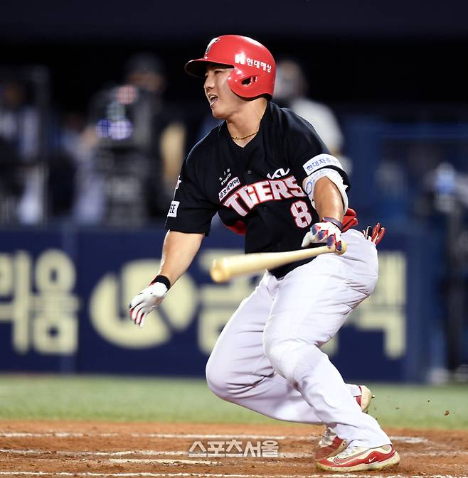 KIA 이창진이 잠실야구장파크에서 열린 2024 KBO리그 두산과 경기 7회초 2사1,2루 내야땅볼을 치고 있다. 잠실 | 최승섭기자 thunder@sportsseoul.com