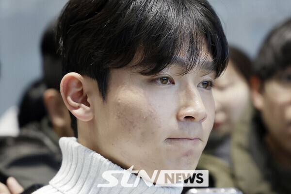 잉글랜드 프리미어리그 토트넘 홋스퍼에 합류하는 양민혁이 16일 인천국제공항에서 런던으로 출국 전 각오를 밝히고 있다. 사진┃뉴시스