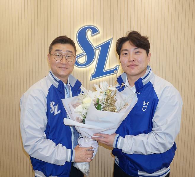 삼성 라이온즈 류지혁(오른쪽)이 FA 계약을 마쳤다. 사진제공=삼성라이온즈
