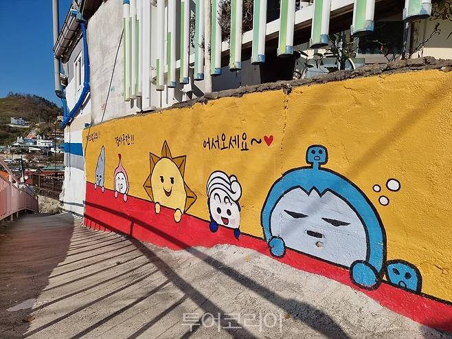 새롭게 단장한 논골담길 벽화/사진=동해시