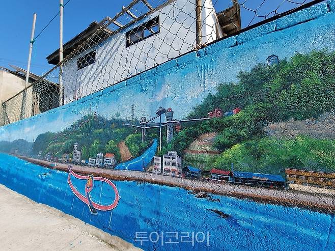 새롭게 단장한 논골담길 벽화/사진=동해시