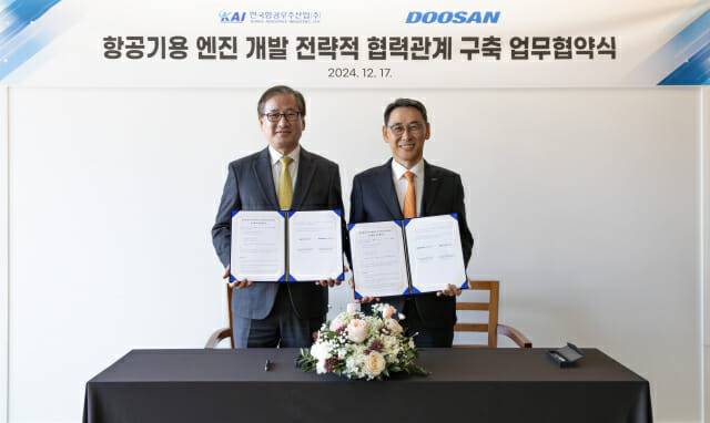 17일 두산에너빌리티 창원 본사에서 KAI 강구영 사장(왼쪽)과 두산에너빌리티 정연인 부회장이 '항공기용 엔진 개발 전략적 협력관계 구축 업무협약’에 서명 후 기념촬영을 하고 있다.