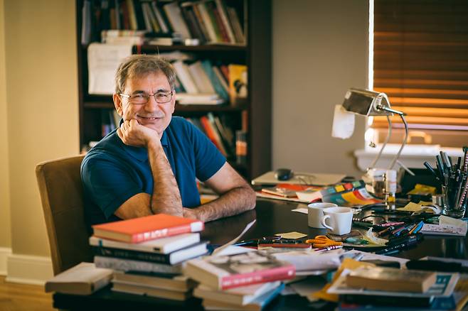 2006년 노벨문학상 수상자인 튀르키예 소설가 오르한 파무크(72)가 뉴욕 집필실 책상 앞에 앉아 웃고 있다. 그는 “요즘에는 ‘첫사랑’이라는 제목의 소설을 쓰고 있다. 한국 독자들과도 만날 이 책을 끝맺으려고 노력하고 있다”고 했다. /민음사